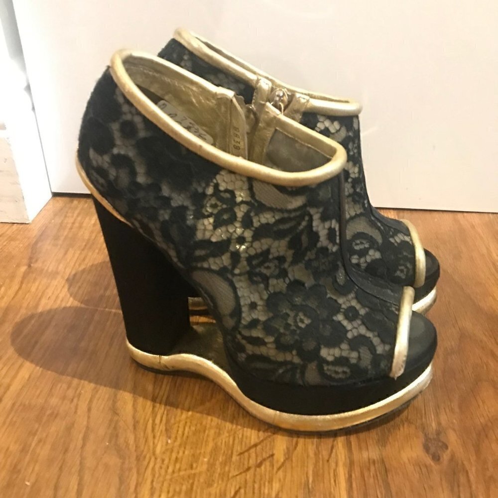 Dolce and Gabbana lace wedge heel - Picture 5 of 9